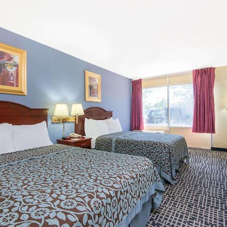 Days Inn & Suites By Wyndham Wichita East Zewnętrze zdjęcie