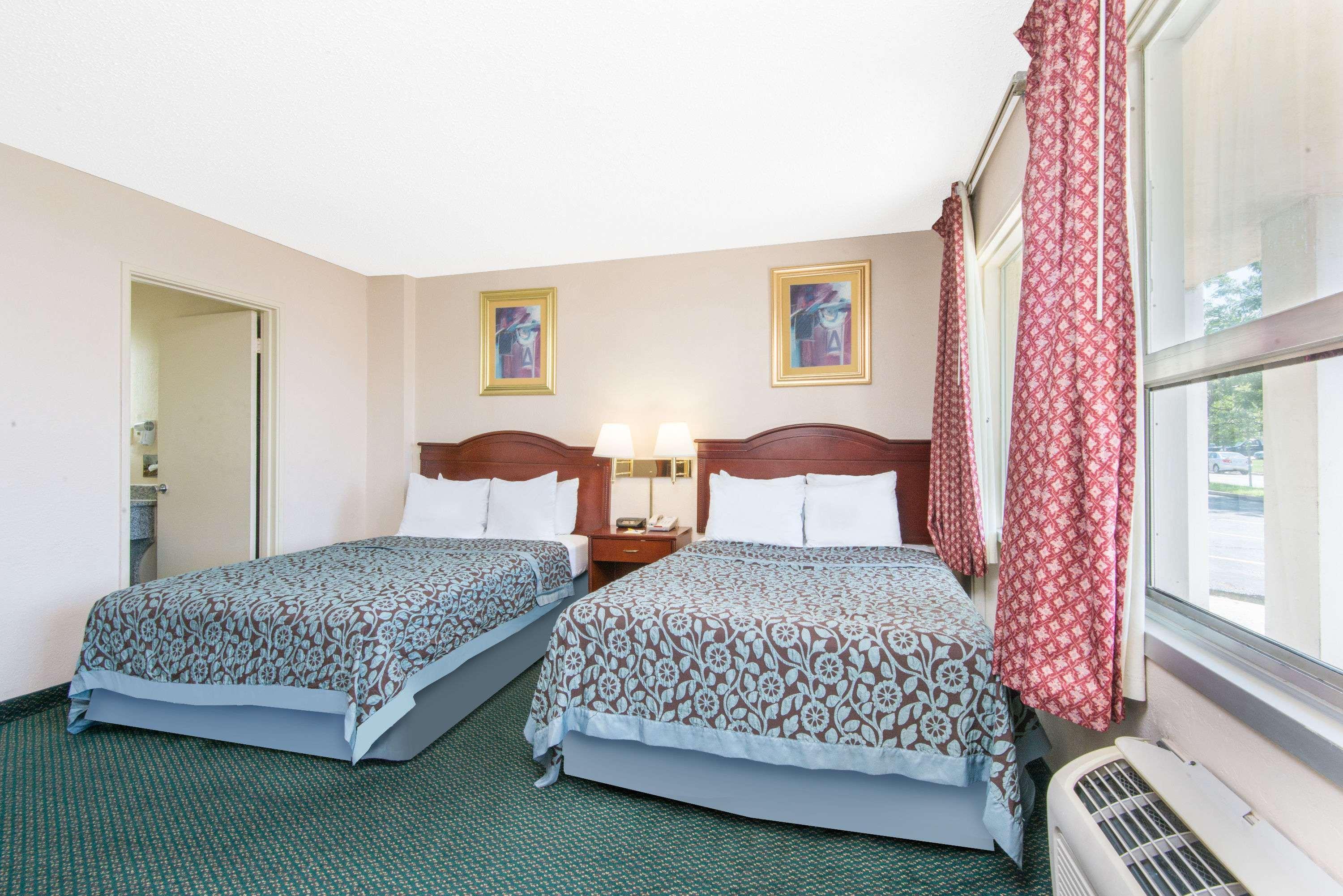 Days Inn & Suites By Wyndham Wichita East Zewnętrze zdjęcie