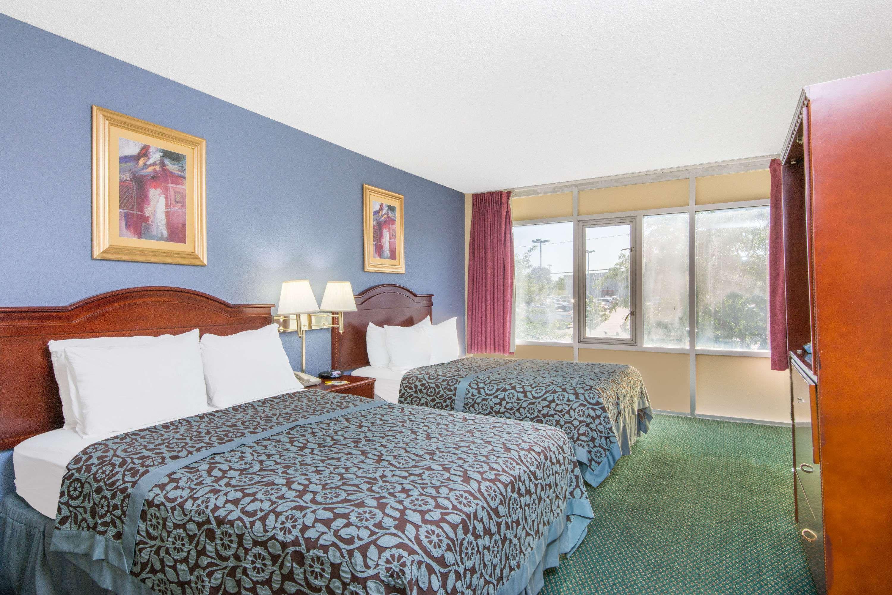Days Inn & Suites By Wyndham Wichita East Zewnętrze zdjęcie