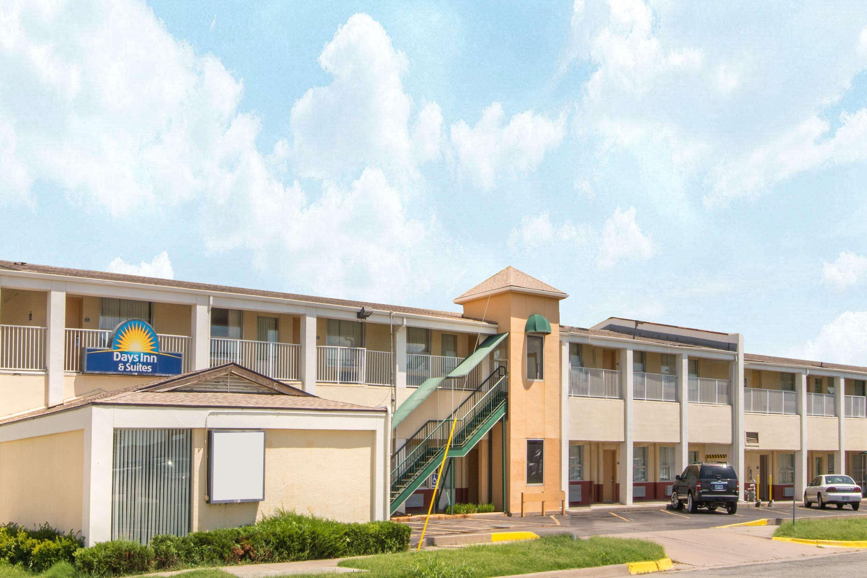 Days Inn & Suites By Wyndham Wichita East Zewnętrze zdjęcie