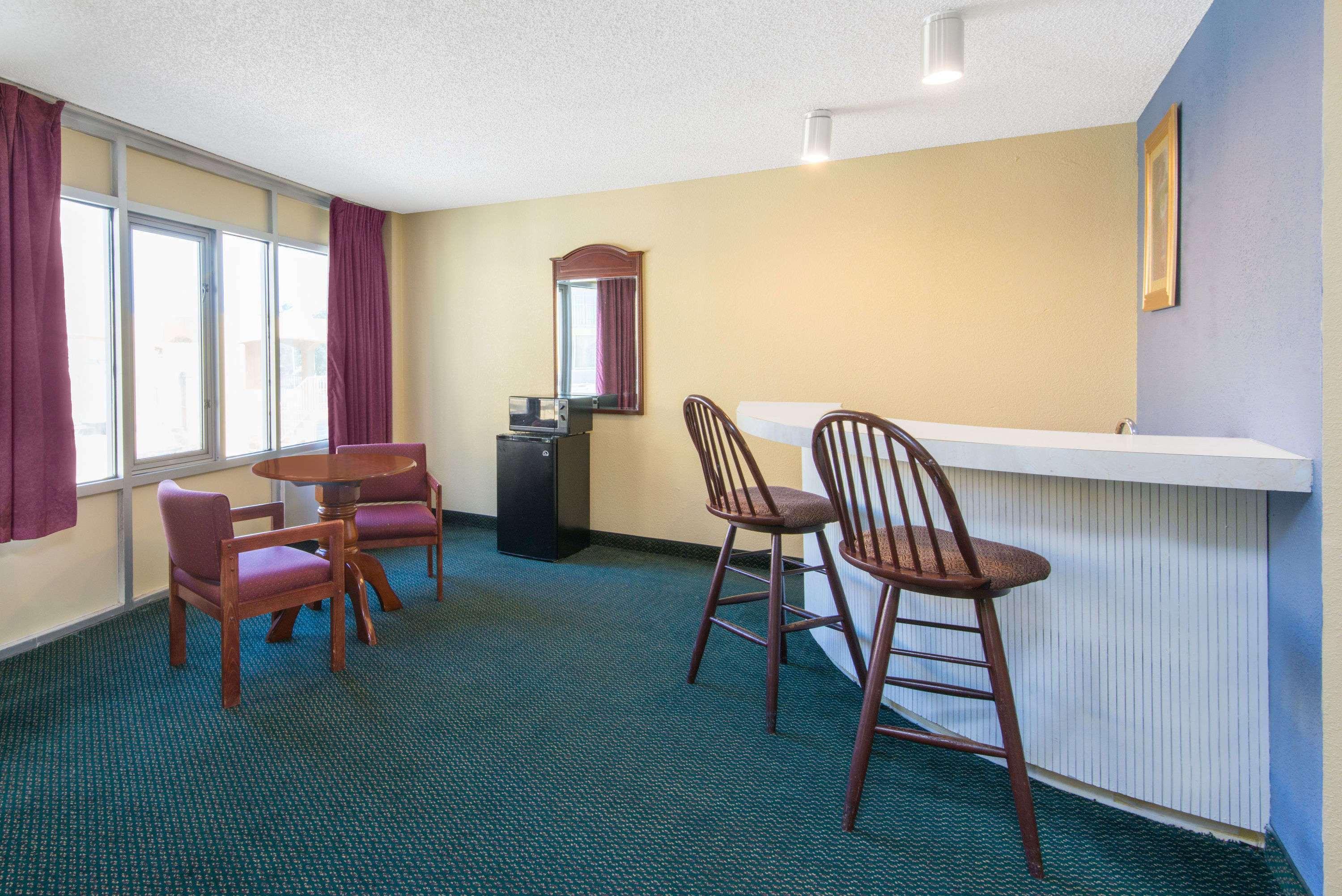 Days Inn & Suites By Wyndham Wichita East Zewnętrze zdjęcie