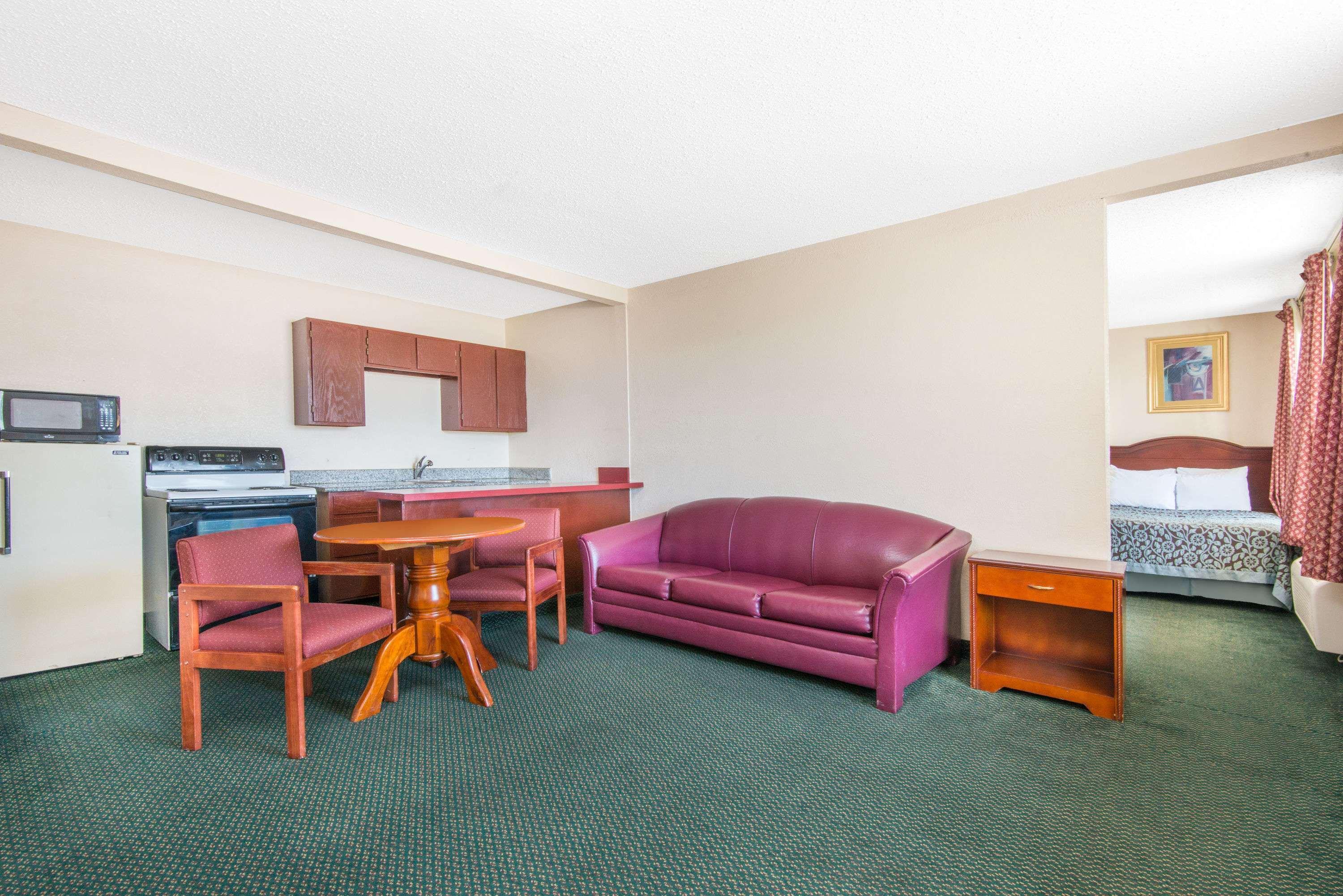 Days Inn & Suites By Wyndham Wichita East Zewnętrze zdjęcie