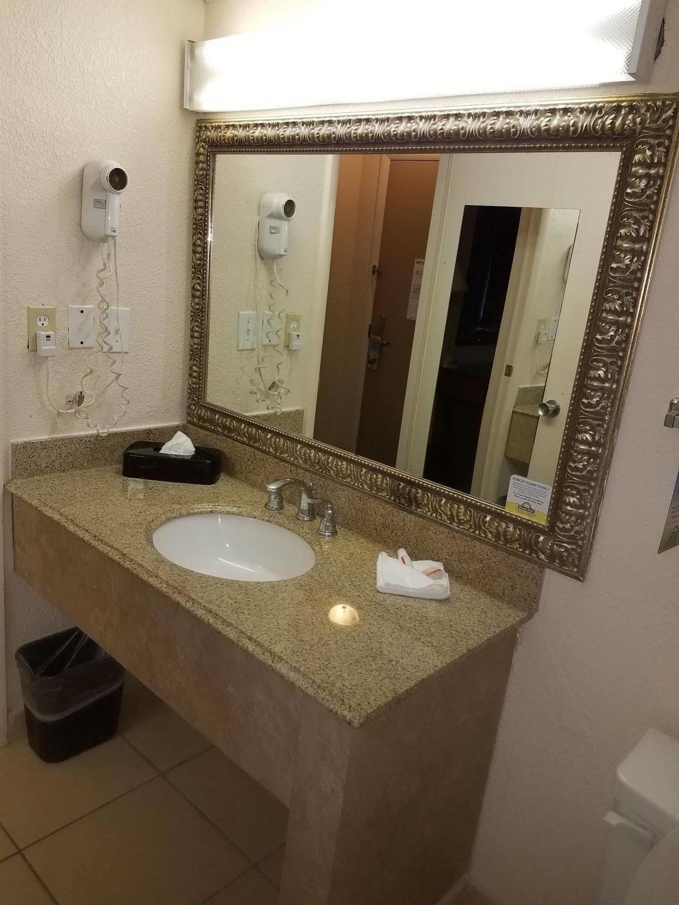 Days Inn & Suites By Wyndham Wichita East Zewnętrze zdjęcie