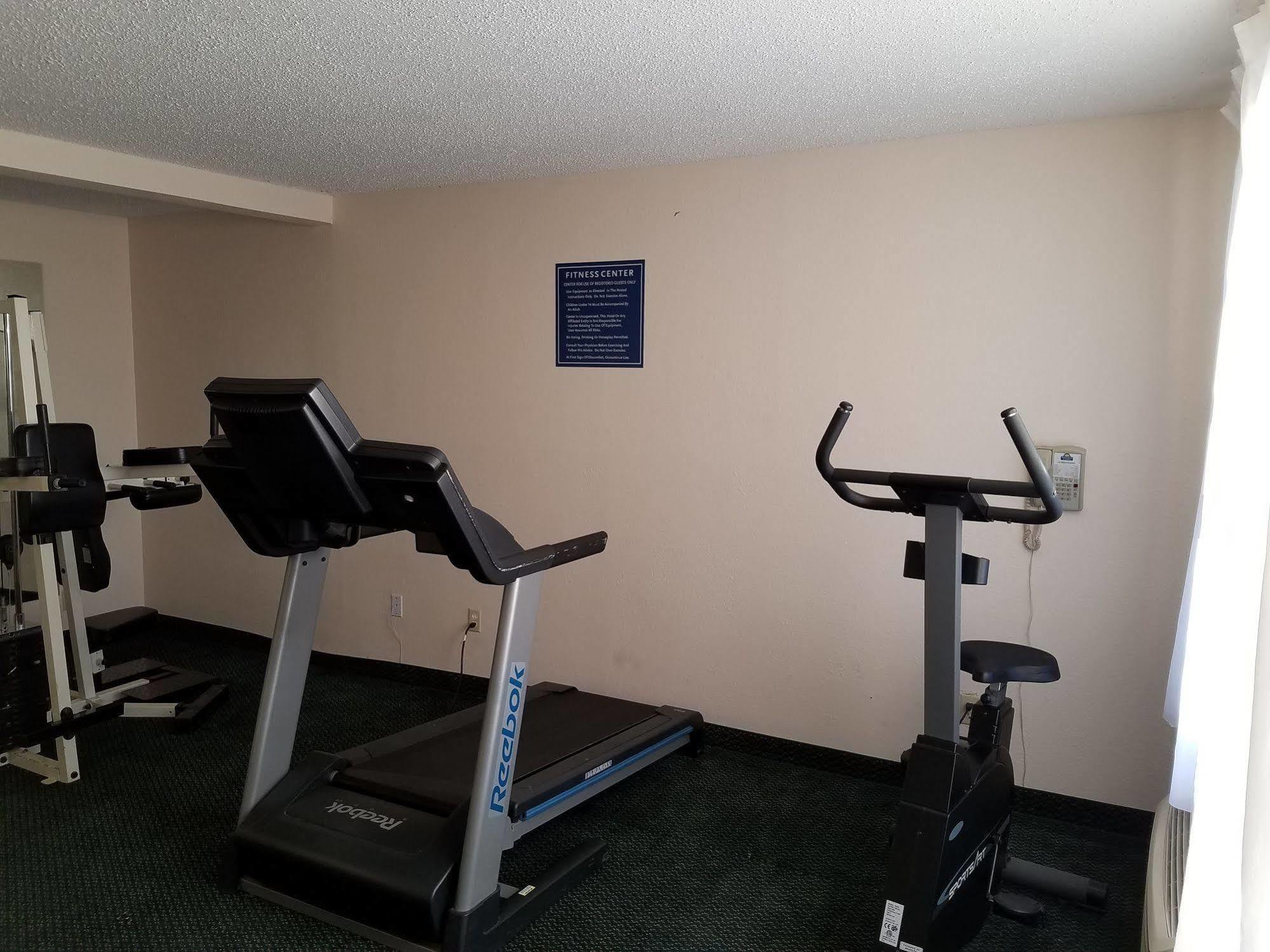 Days Inn & Suites By Wyndham Wichita East Zewnętrze zdjęcie