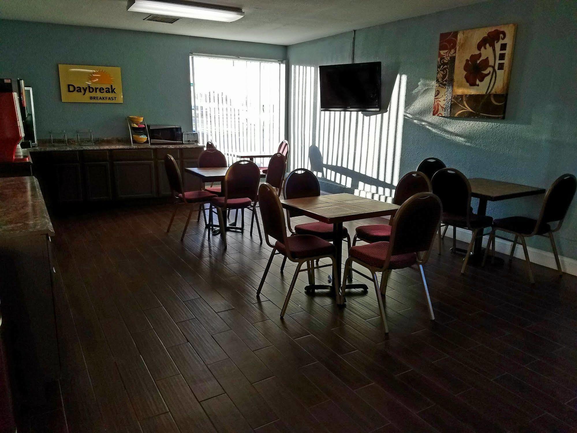 Days Inn & Suites By Wyndham Wichita East Zewnętrze zdjęcie