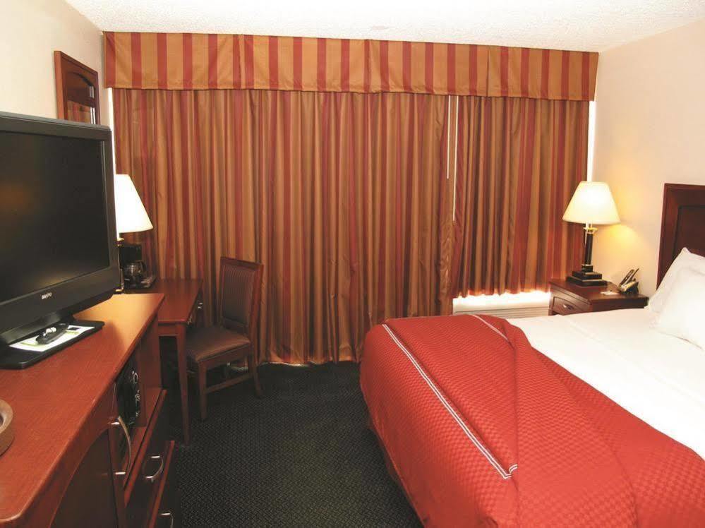 Days Inn & Suites By Wyndham Wichita East Zewnętrze zdjęcie