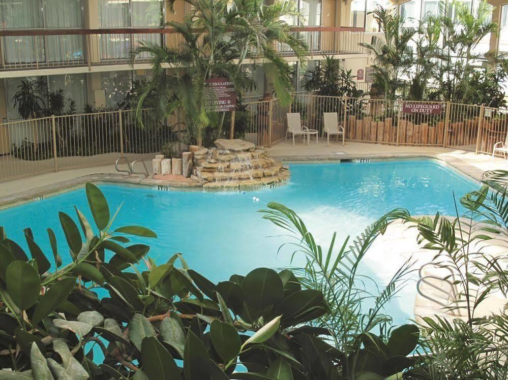 Days Inn & Suites By Wyndham Wichita East Zewnętrze zdjęcie