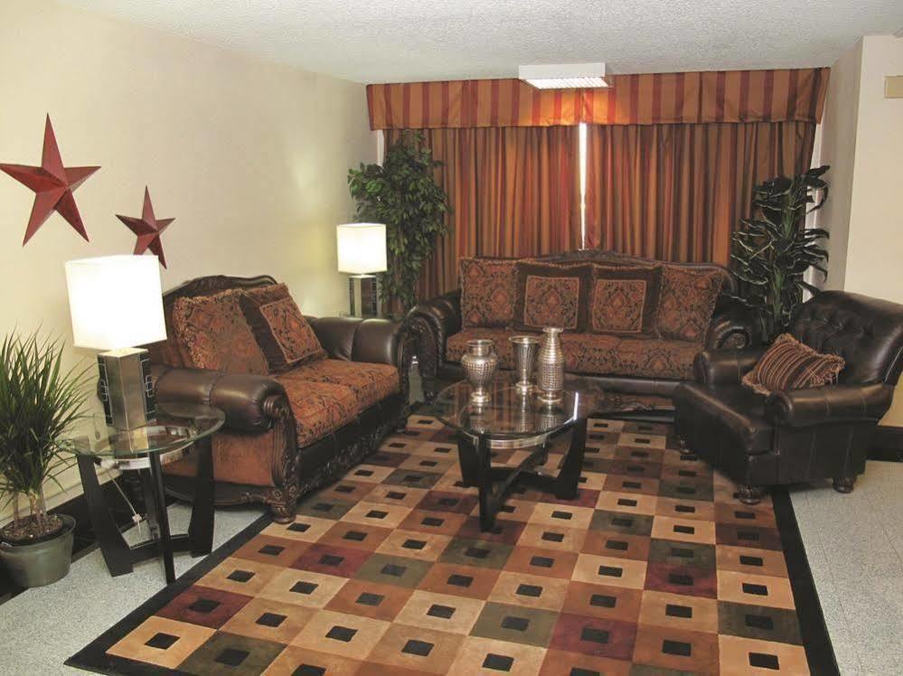 Days Inn & Suites By Wyndham Wichita East Zewnętrze zdjęcie