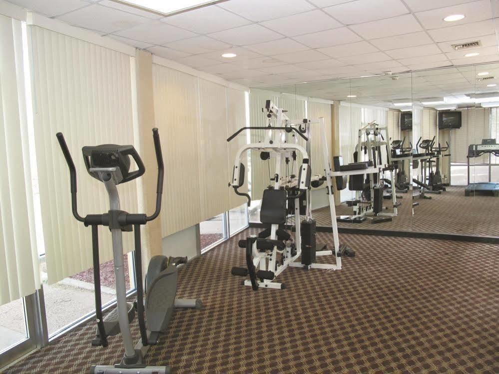 Days Inn & Suites By Wyndham Wichita East Zewnętrze zdjęcie